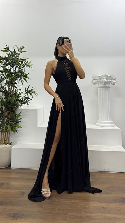 Abito da sera con scollo all'americana in pizzo nero e design speciale